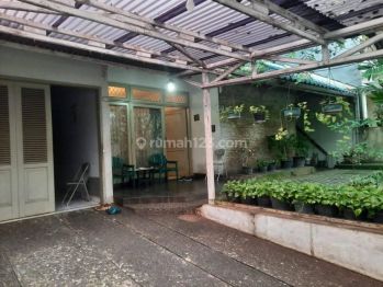 Rumah siap huni 2 lantai ..jalan lebar dekat taman dan pos keamana