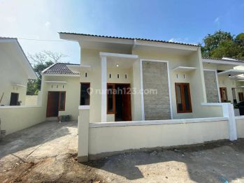 Murah Hunian Baru di Lokasi Utara Pasar Godean Dekat Pintu Tol