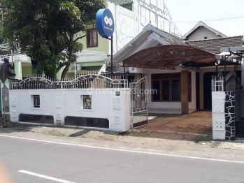 Disewakan Rumah Luas Semi Furnis Letak Strategis Area Maguwoharjo