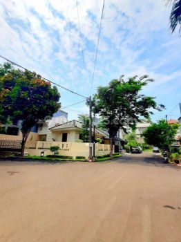 Rumah Hoek 1 Lantai dengan Taman Cantik di Bintaro Jaya Sektor 9