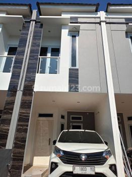Di jual rumah 2 lantai akses 2 mobil tidak banjir dekat dengan jalan raya di