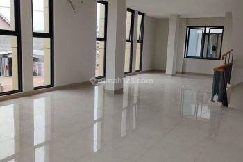 Di sewakan  ruko 3,5 ,hook di kota wisata  Cibubur.