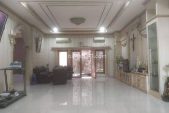 Rumah di Meditetania Boulevard Pik