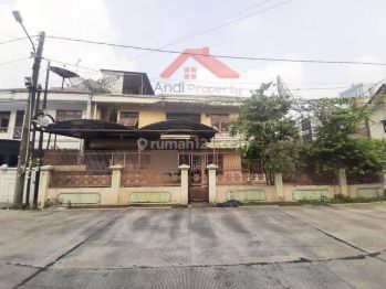 Rumah Tua Hoek Jalan besar strategis di taman Ratu(TR134)