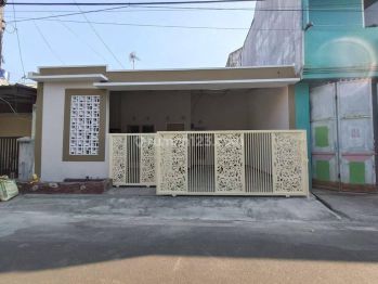 Rumah di Danau Sentani Malang Bagus