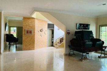 Dijual Rumah 4 BR Hoek di Janur Elok