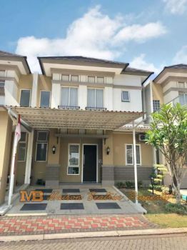 DIJUAL RUMAH VIEW SPORT CLUB DENGAN HALAMAN BELAKANG TERAWAT DI SAVIA