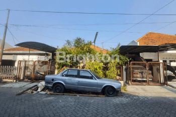 RUMAH TERAWAT DI MANYAR DENGAN ROW JALAN LEBAR