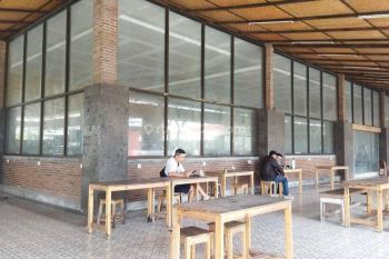 Disewakan gedung komersil dengan parkiran luas di Denbar