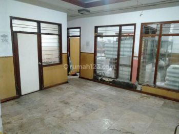 DIJUAL RUMAH HARGA MASIH NEGO COCOK UNTUK SHOWROOM MOBIL ATAU KANTOR DAERAH