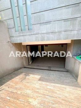 Sewa Villa Semi Furnished 5+1 Kamar Pool Garden Parkir Luas Area Gatsu Kerobokan