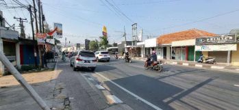 Tanah nempel lampu merah buat usaha atau KFC
