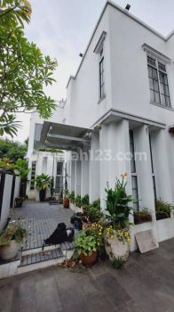 Rumah 2 Lantai Sudah Renovasi Furnished SHM di Bintaro, Tangerang Selatan