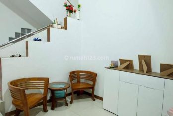 Rumah 2 lantai di Puri Gardena dijual murah