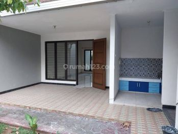 Di Sewakan Rumah di Cluster Aralia 2 Lantai Lebar 8x20 Depan Taman Hadap Selatan