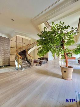 Disewakan, Rumah komersil hoek di MERR Dharmahusada Indah