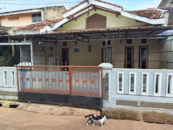 Dikontrakkan rumah pèr th 13 jt atau 1/2 th: 6,5 jt, atau pèr 3 bln