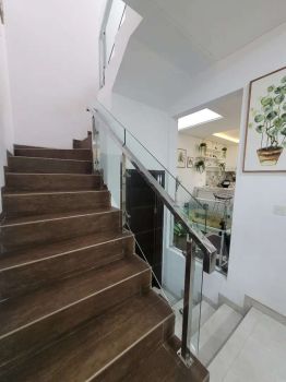 Dijual Rumah Full Renovasi 2.5 Lantai Delatinos BSD
