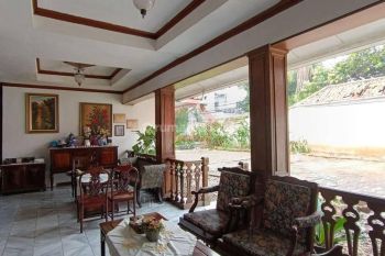 Dijual Rumah Lama Area Tenang Depan Taman di Menteng