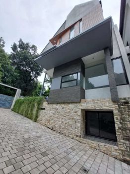 Rumah 3 lantai brandnew mewah, lokasi sangat strategis di Jaksel.