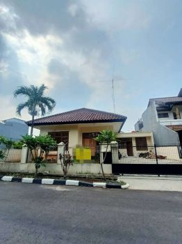 HOT SALE!!!Rumah depan taman di Bukit Mas Jakarta Selatan