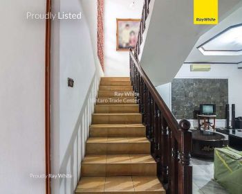 Dijual Rumah Mewah Siap Huni dengan Halaman Luas dan Strategis