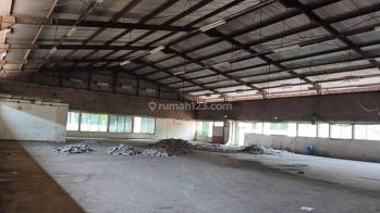 Gudang Yos Sudarso Pinggir Jalan Besar