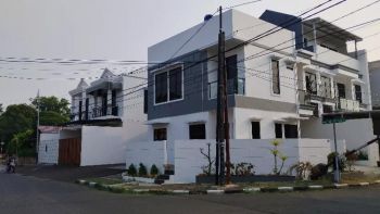 Dijual Rumah 2 Lantai modern dekat kampus UNJ Rawamangun