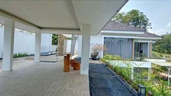 Di jual rumah mewah di sentul city,halaman luas
