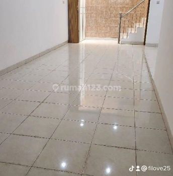 Disewakan Rumah 2.5 lantai Muara karang