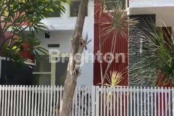 RUMAH STRATEGIS DI PERUMAHAN PERMATA JINGGA