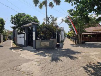 Rumah Luas Hook Simpang Lima di Sekarpuro Malang