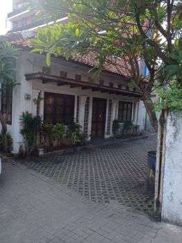 RUMAH PINGGIR JALAN RAYA