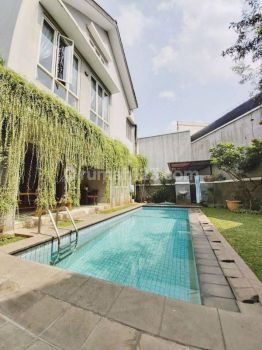 Rumah lengkap dengan kolam renang di Cipete
