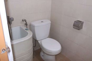 Sewa rumah bulanan + furnished + AC + freewifi + tv kabel + Air panas