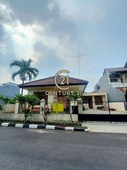 Rumah Satu Lantai Depan Taman One Gate Sistem Di Bukit Mas