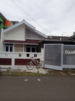 Rumah terawat di komplek istana kawaluyaan Indah Soekarno Hatta