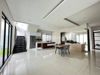 Rumah Mewah Strategis Terawat di Kota Baru Parahyangan, Bandung