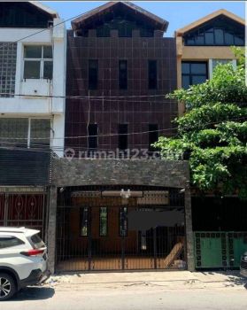 Ruko 3 lantai di Jalan Kayoon, Surabaya Pusat