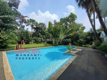 For Rent Rumah Mewah Clasic Nuansa Putih Taman Besar Private Pool Furnish Lokasi