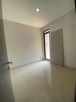 RUMAH PRECIA BSD SAMPING DAN DEPANNYA ADA TAMAN FASUM BSD