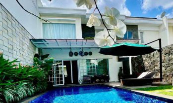 Rumah Hook 2 Lantai Ada Kolam Renang di Jalan Duren Tiga Selatan