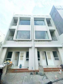 Rumah Baru Pinggir Jalan Di Taman ratu(TR107)