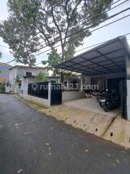 Rumah Modern Tanah Luas Dekat Jalan Raya
