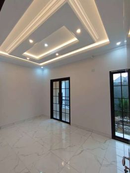 Townhouse 2,5 lantai fasum kolam renang dllnya cash kpr