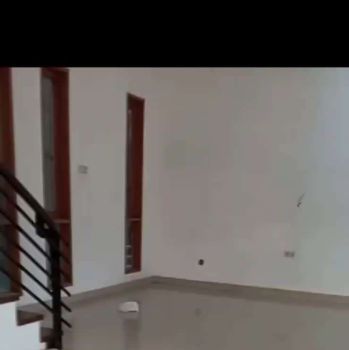 Di sewakan rumah 2lantai minimalis cantik Di sayap riau