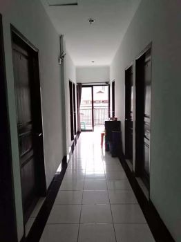 Kost di dwiwarna pasar