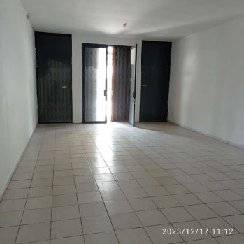 Di sewakan ruko 2 lantai, strategis di jalan utama villa pamulang