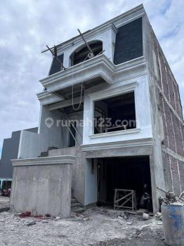 Rumah Town House American Classic di Tanjung Barat Jakarta Selatan 3 Lantai SHM