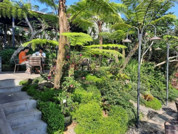 13.5 M NEGO Dijual Cafe resto + Rumah satu lokasi